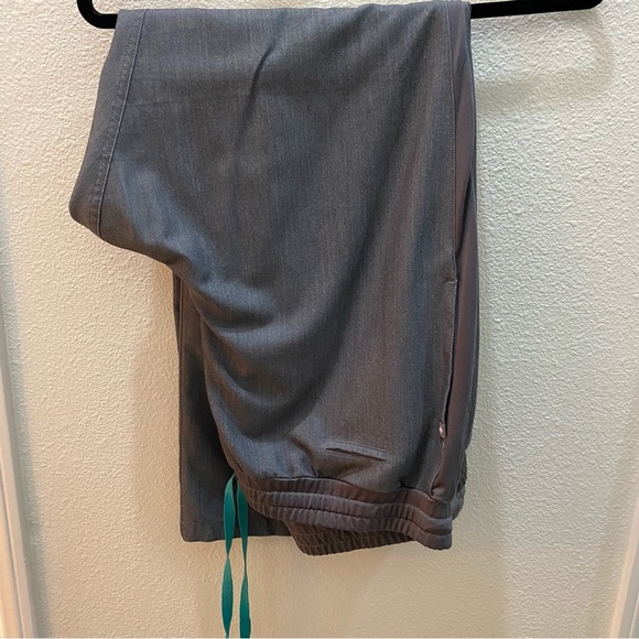 FIGS Graphite Rafaela Scrub Top/Cuenca Scrub pants - Picture 2 of 3